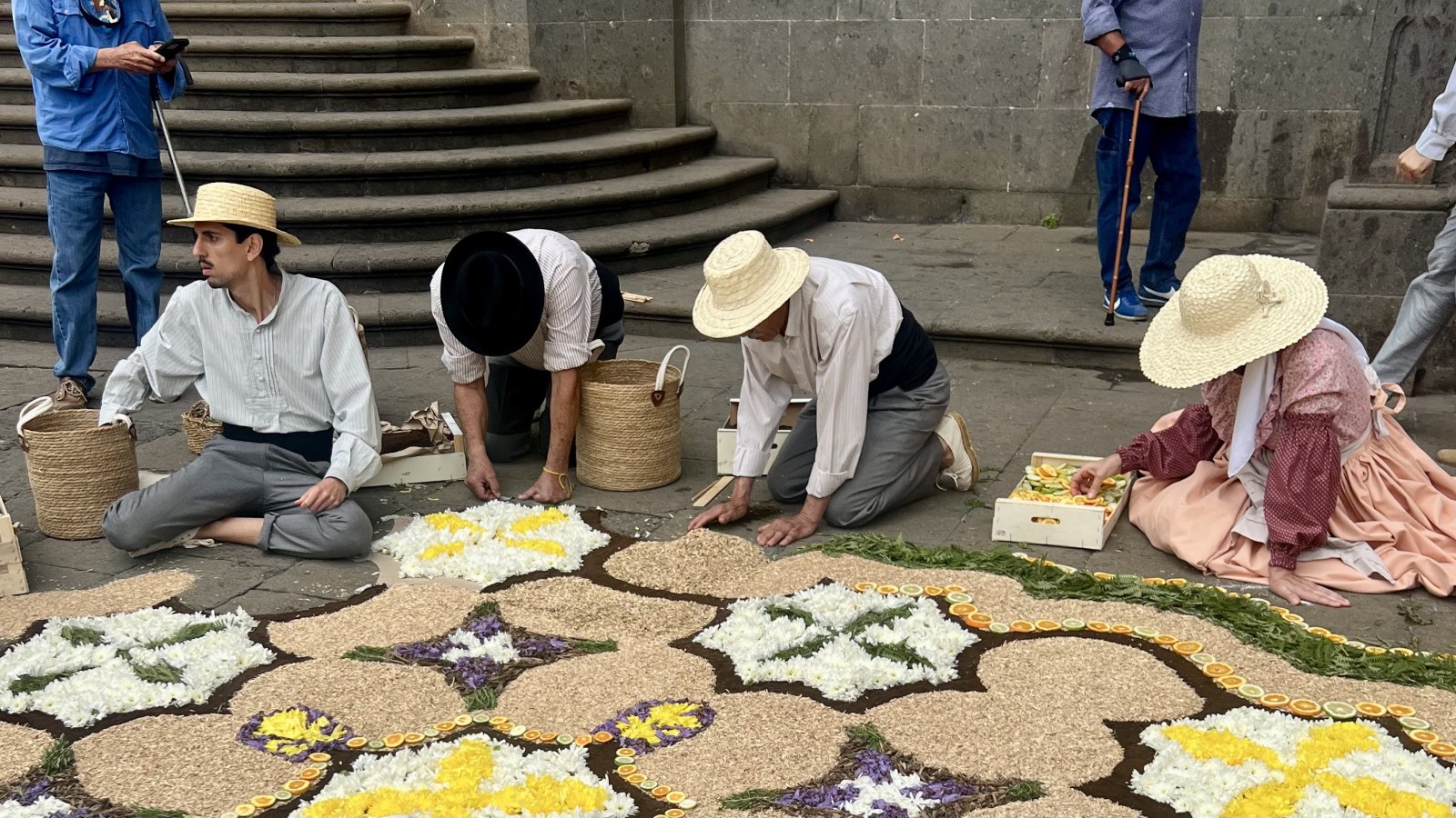Farbenprächtige Salz- und Blumenteppiche auf einer Straße in Arucas, Gran Canaria, zu Corpus Christi