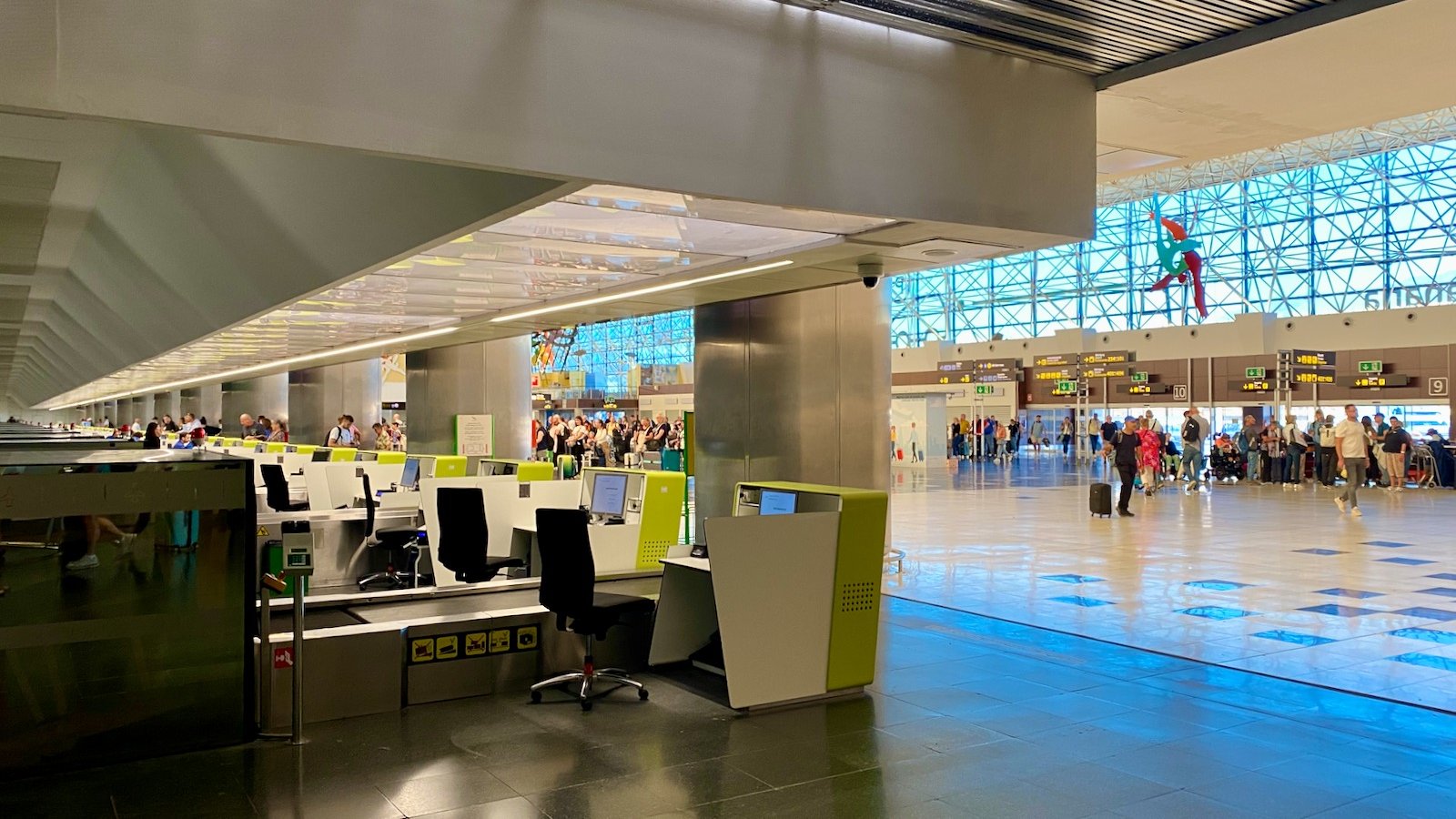 Abflughalle mit Anzeigetafel im Terminal des Flughafens Gran Canaria