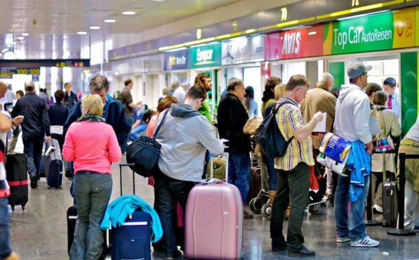 Autovermietung im Untergeschoss der Ankunftshalle International