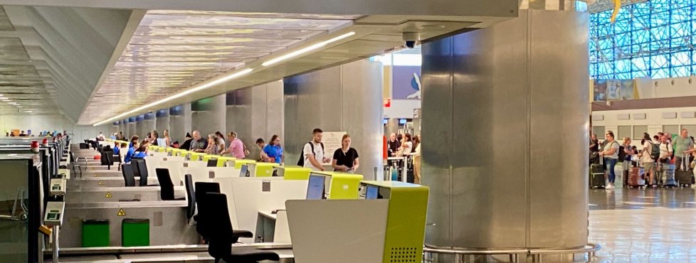 Reisende beim Einchecken im Abflugterminal des Flughafens Gran Canaria