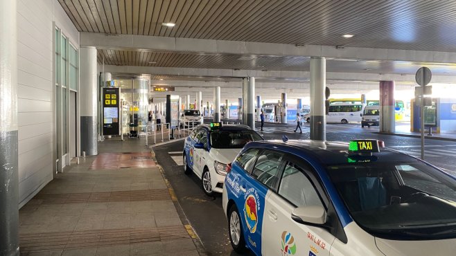 Taxifahrzeug am Taxistand des Flughafens Las Palmas