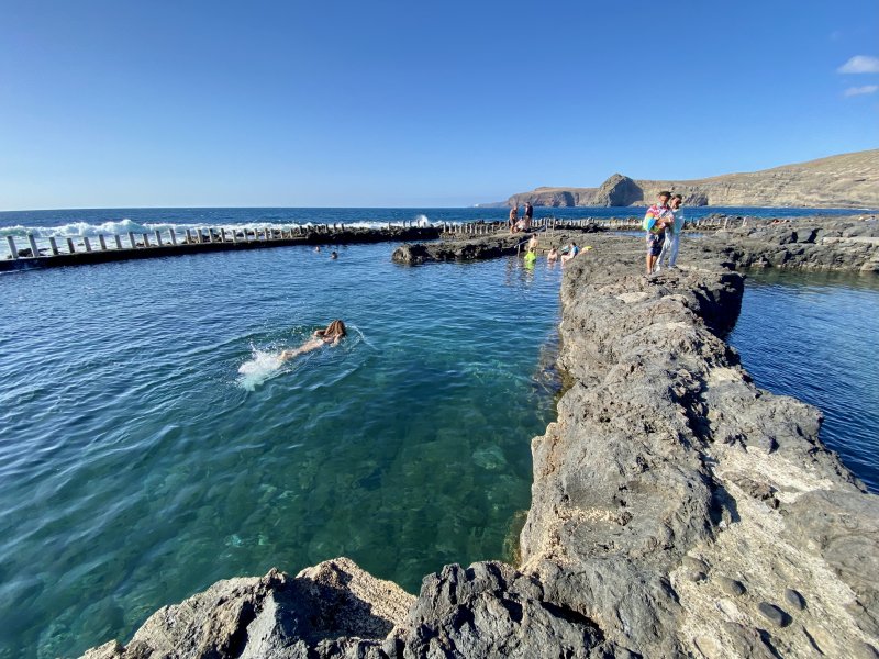Schwimmer in den Piscinas Naturales von Agaete