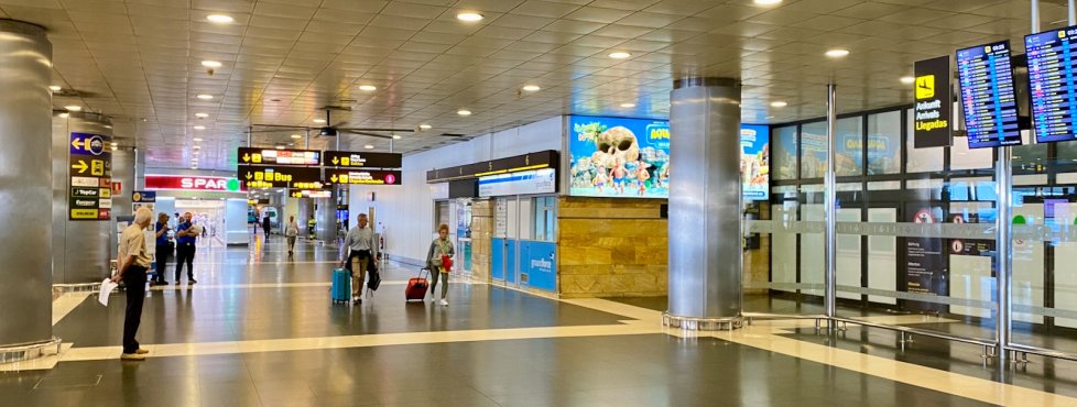 Reisende beim Verlassen der Ankunftshalle am Flughafen Gran Canaria