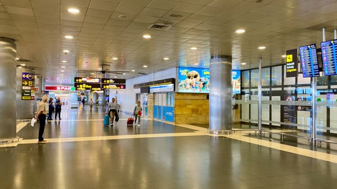 Reisende beim Verlassen der Ankunftshalle am Flughafen Gran Canaria