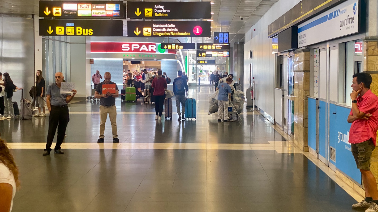 Treffpunkt Las Palmas 24 Flughafentransfers in der Halle Ankünfte International am Flughafen Gran Canaria