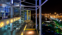 Beleuchtete Dachterrassen mit Blick auf den Hafen Puerto de la Luz