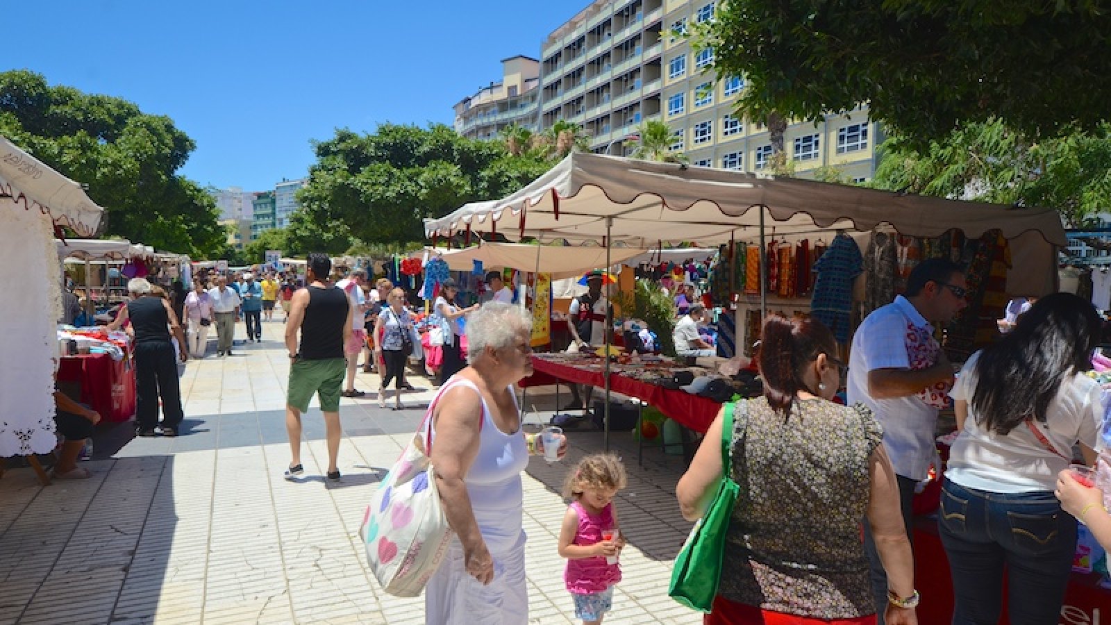 Flohmarkt Las Palmas: Rastro Santa Catalina im Parque Blanco jeden Sonntag bis ca. 14:00. Strassenmarkt (Mercadillo) für Gebrauchtes, Textilien, Souvenirs und Accessoires