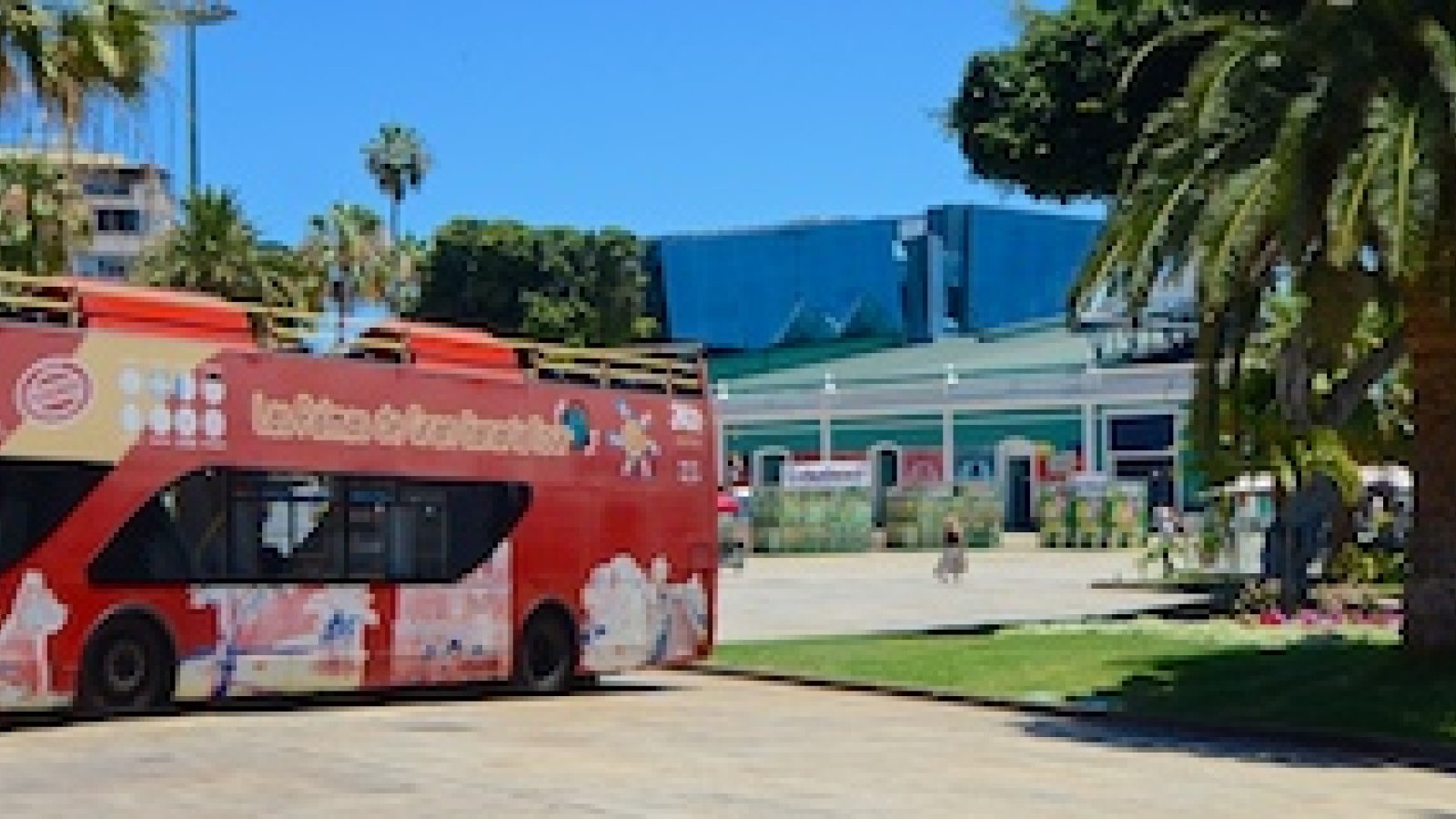 Foto vom roten Doppeldecker Sightseeing Bus im Parque Santa Catalina