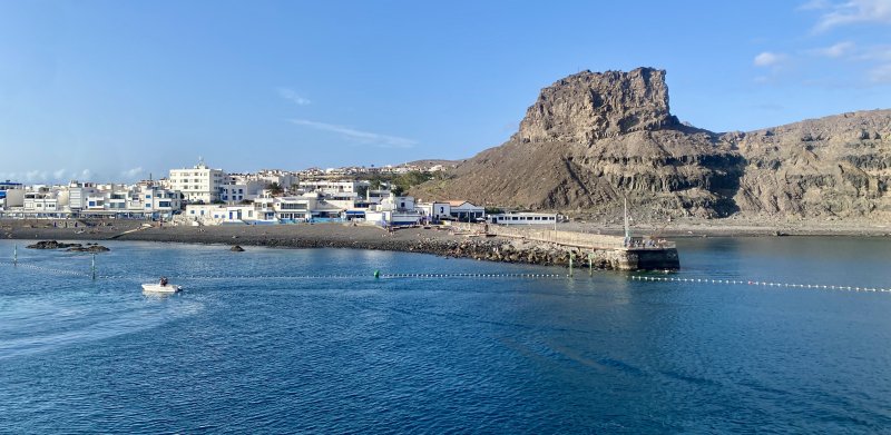 Blick auf den Dedo de Dios Felsen in Puerto de Las Nieves von der Teneriffa Fähre aus